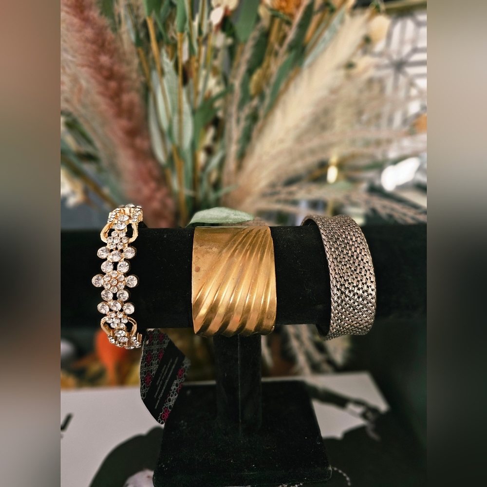 Holder+3 bracelets: 4 Pc Bundle